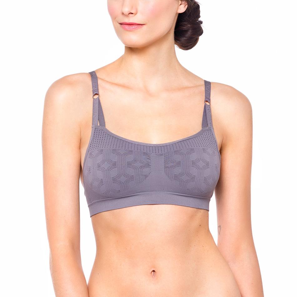 Лиф LRW0037 JAZZY BRA Лиф LRW0037 JAZZY BRAТопы<br>Бесшовный лиф Jazzy Bra LRW0037 от компании Lole – оптимальный выбор для занятий спортом и активного отдыха. Благодаря использованию эластичного дышащего материала, он не сковывает движений, повторяет контуры тела и эффективно отводит влагу с поверхно...<br><br>Цвет: Серый<br>Размер: XS