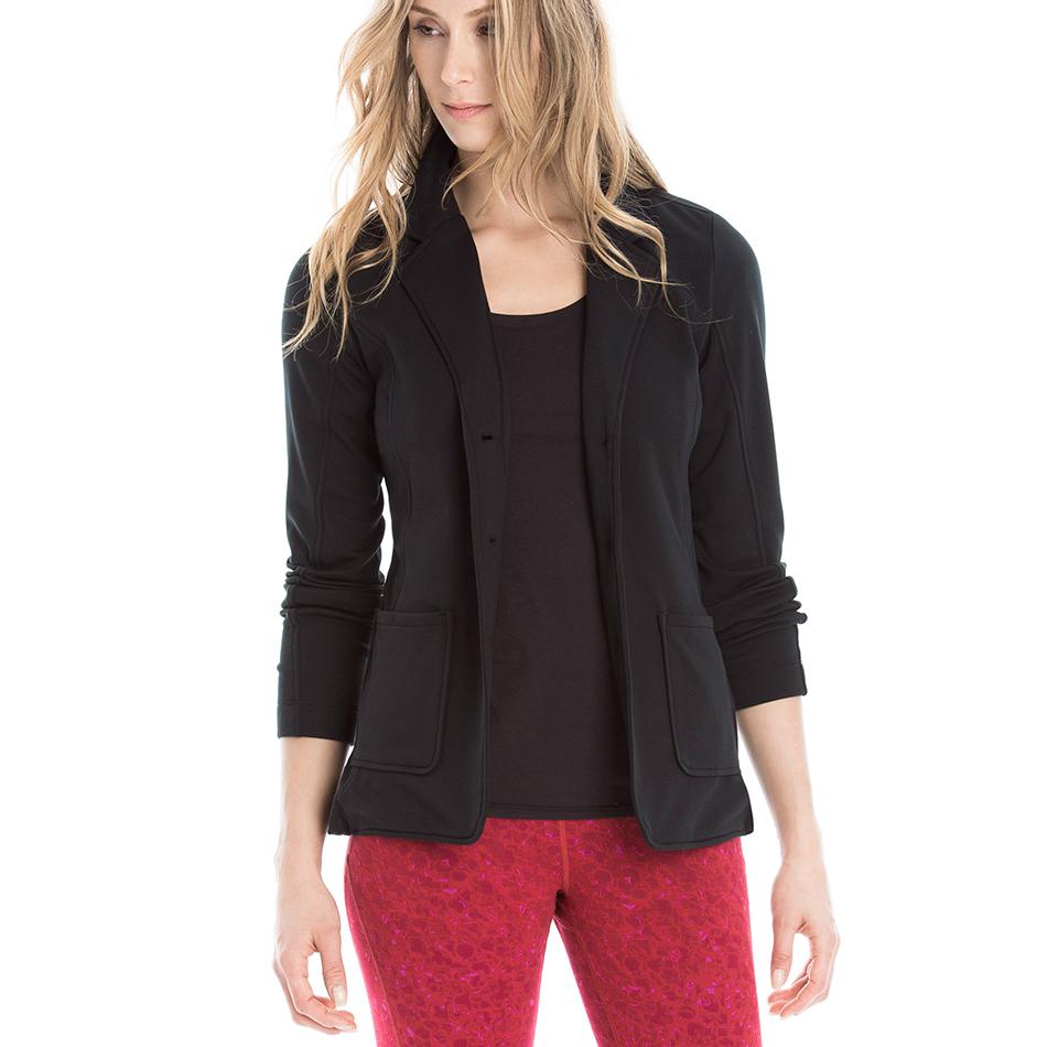 Блейзер LSW1528 SUITABLE BLAZER Блейзер LSW1528 SUITABLE BLAZERПуловеры<br>Пиджак в стиле casual из эластичной ЭКО-ткани. <br> <br> Особенности:<br><br>На кнопках<br>Два накладных кармана <br>Длина: 26 в./66 см...<br><br>Цвет: Черный<br>Размер: S