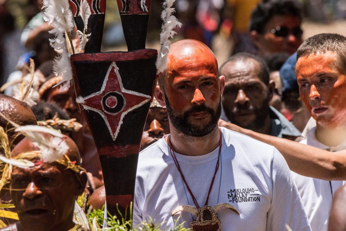 Маклай младший принимает участие в торжественном шествии папуасов.
