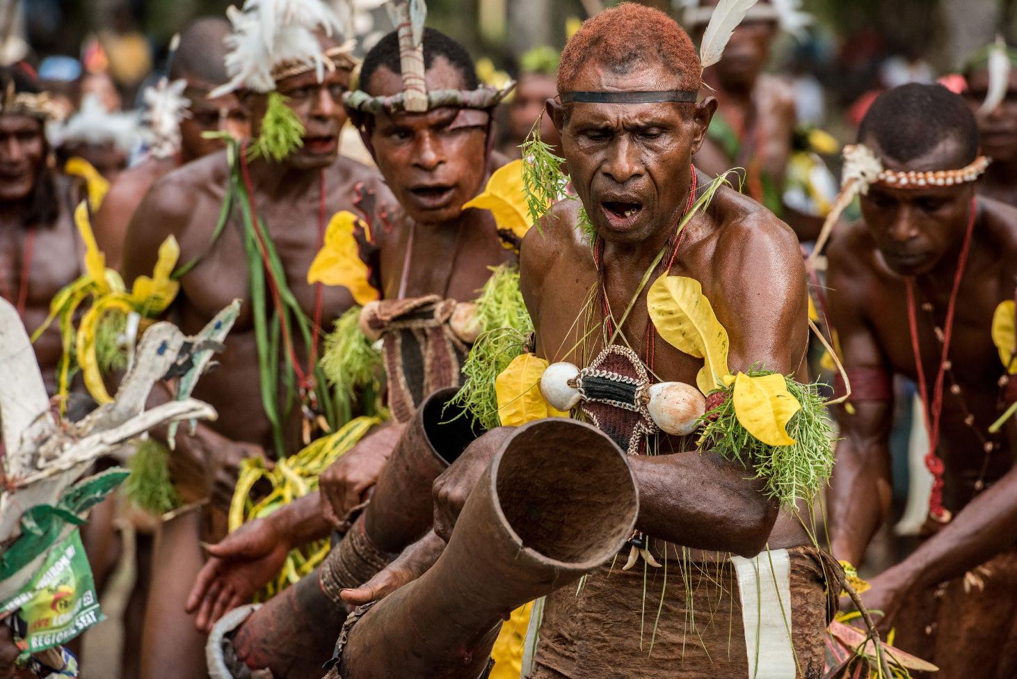 Во время традиционных праздничных представлений синг-синг папуасы всегда аккомпанируют себе при помощи деревянных ручных барабанов – окамов.