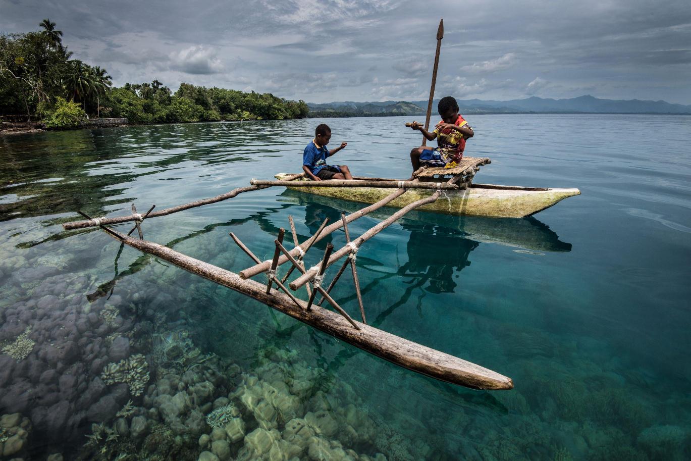 Рыболовство является одним из основных традиционных промыслов местных папуасов. Они обучаются ловить рыбу с очень юного возраста.