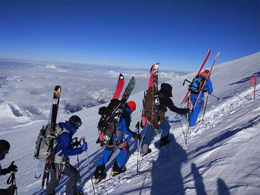 Удобный способ крепления лыж и разобранного сплита – блог Планета Спорт